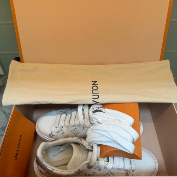 Authentic Louis Vuitton trainer time out leather sneakers 37.5 - Picture 7 of 7